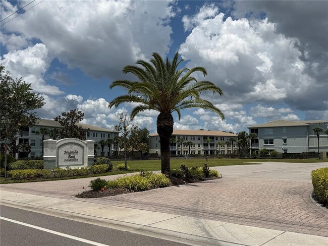 Building Photo - 600 Gardens Edge Dr