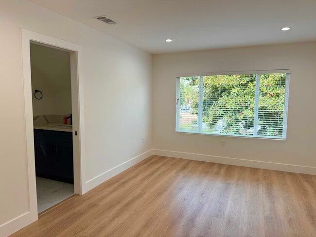 Building Photo - 678 E 45th St