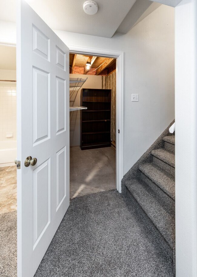 Building Photo - Newly Updated 4 Bed Home Centrally Located