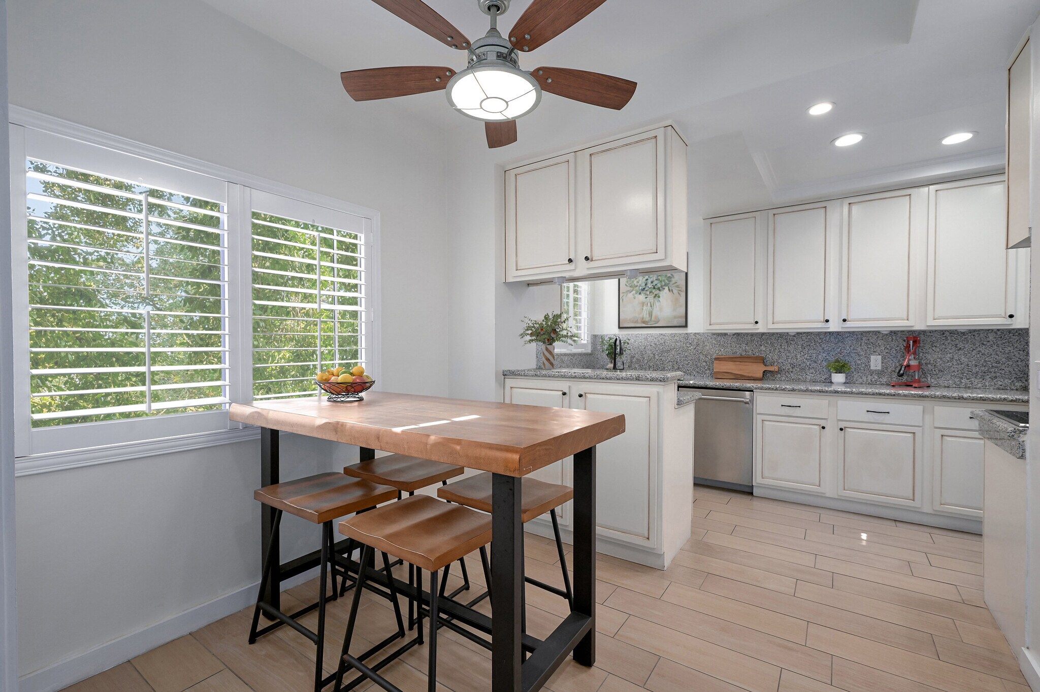 Building Photo - 121 S Palm Dr