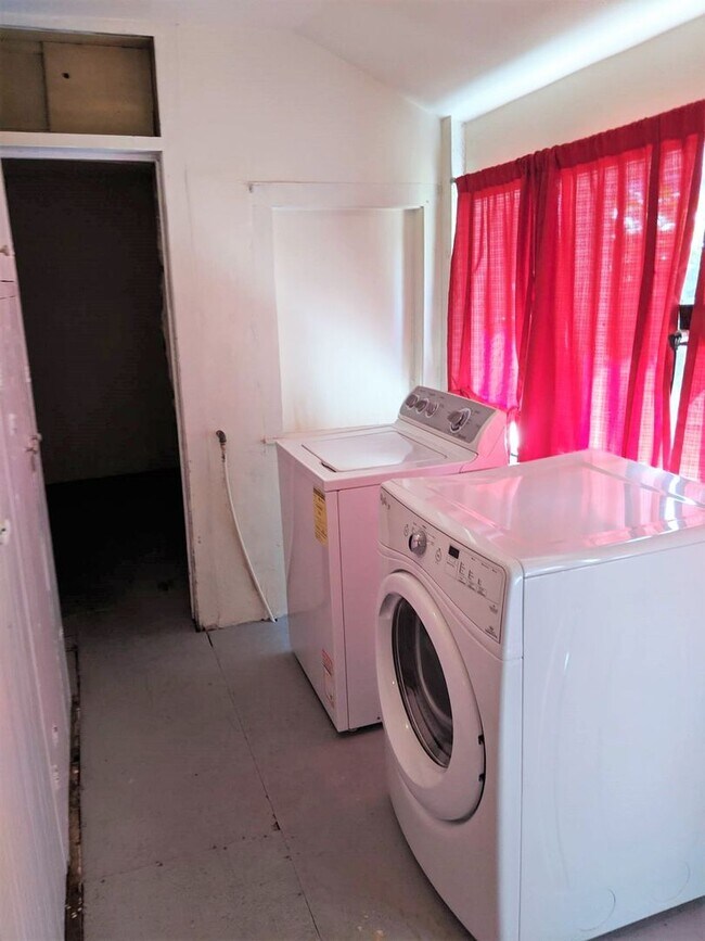 Building Photo - Huge West University 6 bed/3 bath/2 kitche...