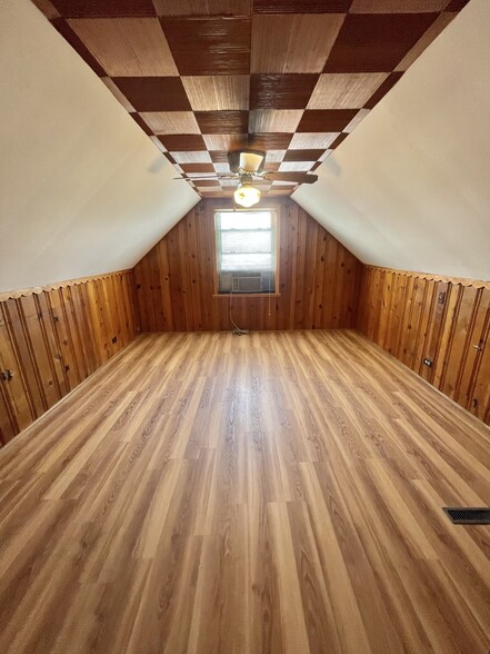 Building Photo - 6046 S Melvina Ave