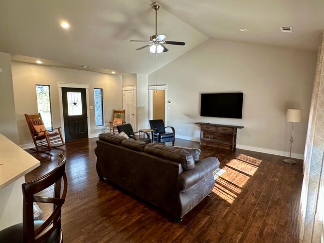 Building Photo - 405 Woodlawn Dr