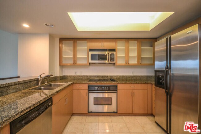 Building Photo - 13700 Marina Pointe Dr