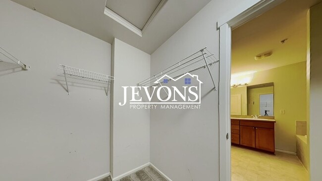 Building Photo - Experience this beautiful SeaTac single-family home with an equipped kitchen, high ceilings, near...