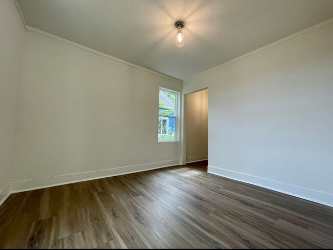 Building Photo - Spectacular View! Remodeled One bedroom with Partially finished basement in Linnton~ Front and ba...