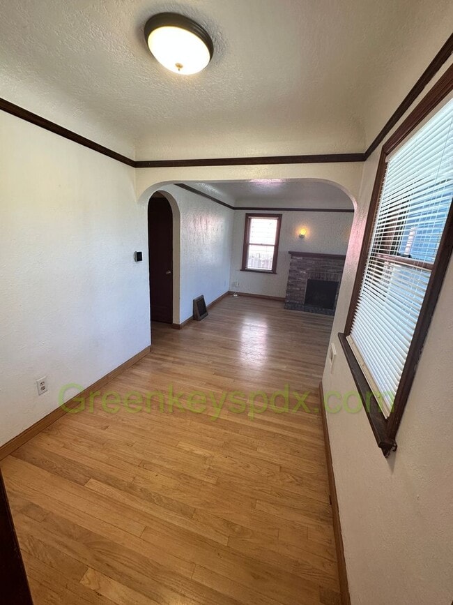Building Photo - Gorgeous Pet-Friendly 3 Bedroom 1 Bath House