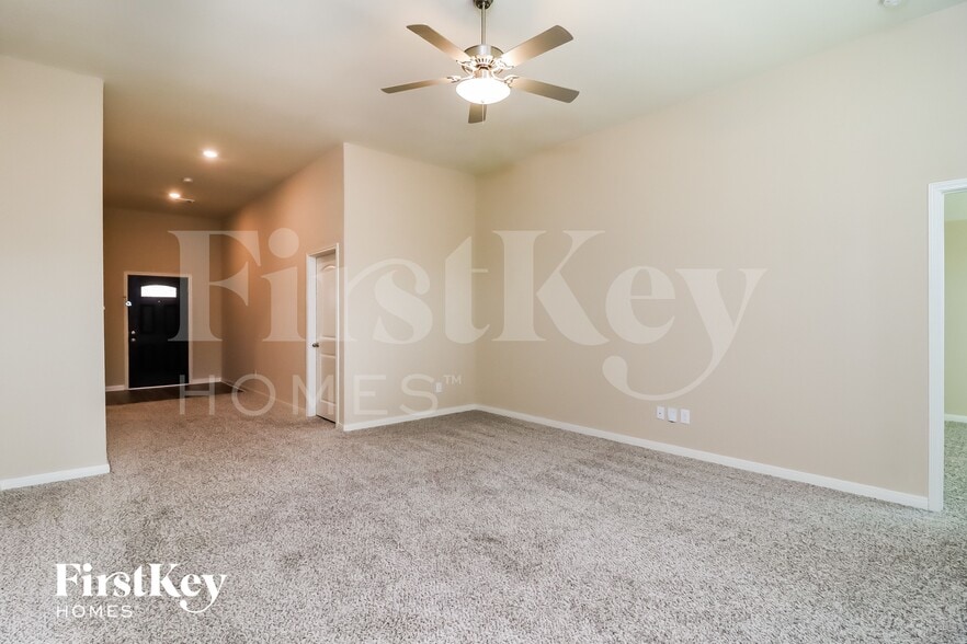 Building Photo - 7500 Pleasant Oaks St