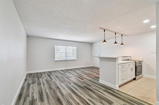 Building Photo - 9125 Tudor Dr