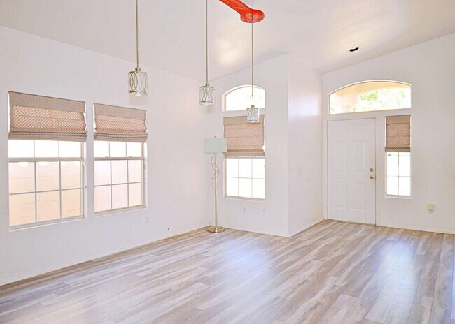 Building Photo - 5/3 Stunner in Cathedral City