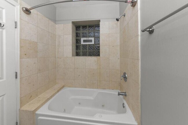 Building Photo - 2 bedroom in Chicago IL 60657