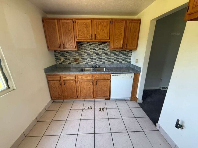 Building Photo - 2 BED, 2 BATH BEAUTIFUL UNIT CLEVELAND!