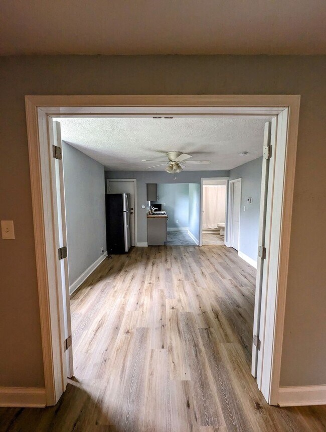 Building Photo - 1402 W Sycamore St