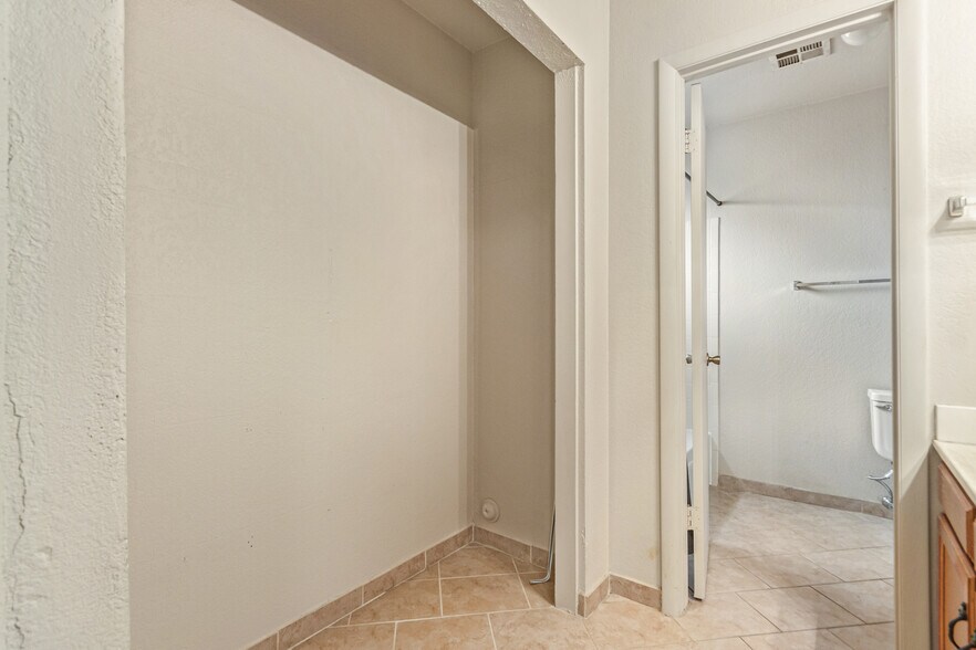 Building Photo - 518 E Wescott Dr