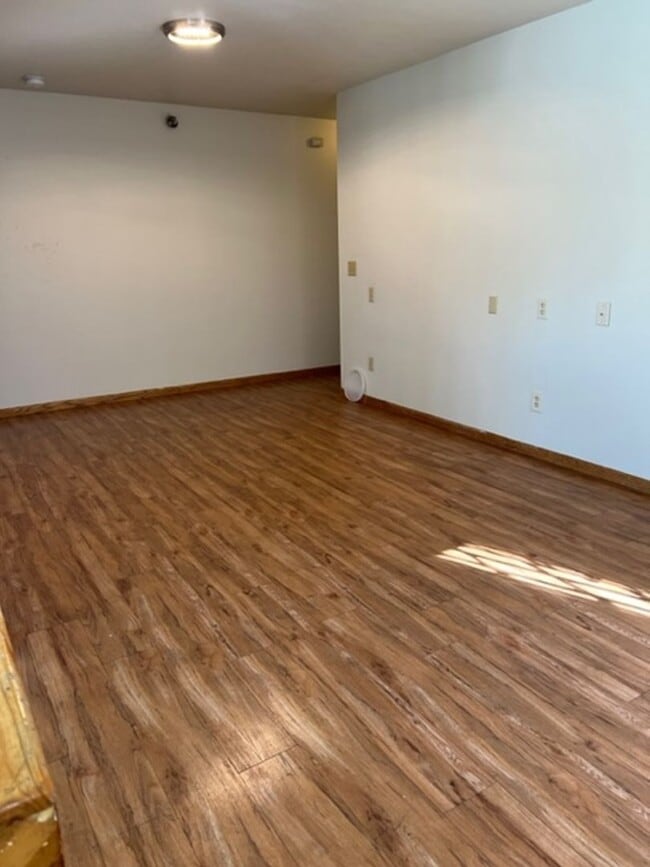 Building Photo - 321 N Frances St