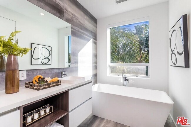 Building Photo - 8932 Dorrington Ave