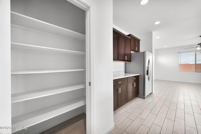 Building Photo - 7801 S Walnutview Dr