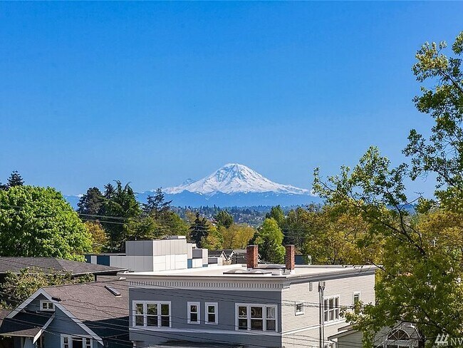 Building Photo - 1631 S King St