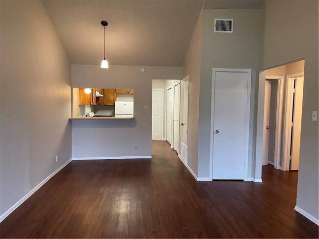 Building Photo - 2213 E Stassney Ln