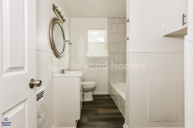 Building Photo - Welcome to your absolutely adorable, move-in ready 3 bed, 1 bath!