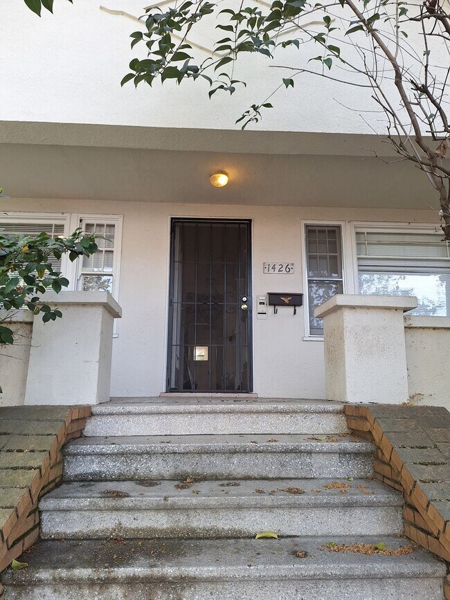 Building Photo - **Incredible 2 Bedroom, 1.5 Bath Home with a Fun Bonus Room!** Don’t miss out on this fantastic o...