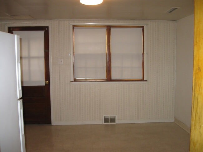 Building Photo - 2 Bedroom, 1 Bath Townhouse