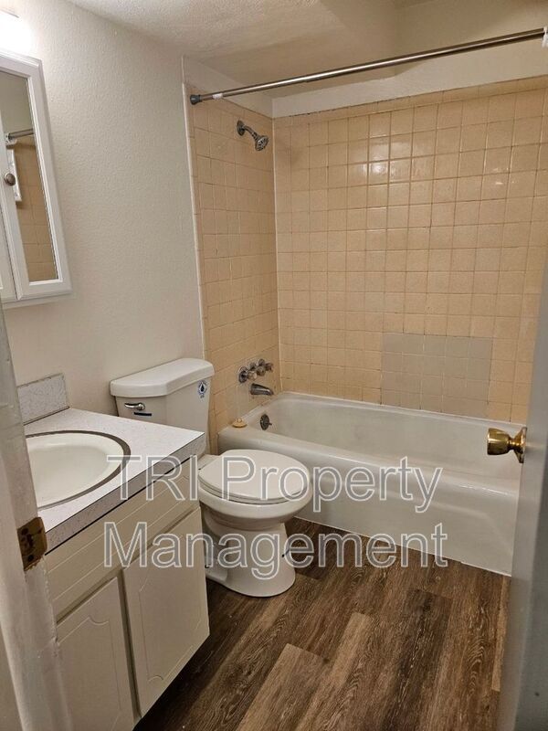 Building Photo - 300 W Union Ave