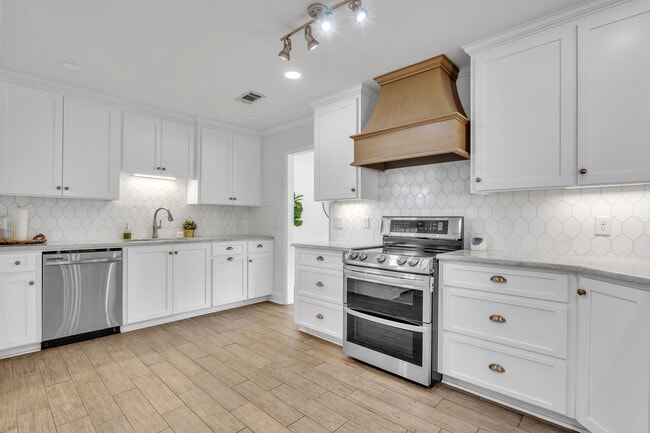 Building Photo - 405 Navarre St