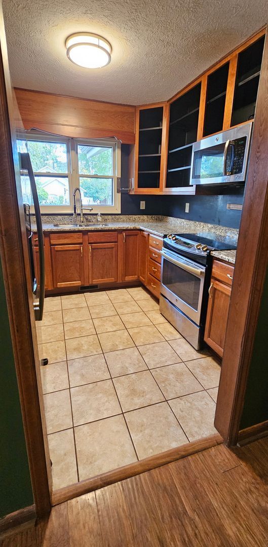 Building Photo - Charming & Spacious 3-Bed, 2-Bath Home in ...