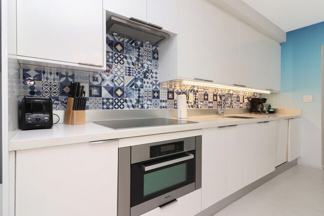 Building Photo - 250 Collins Ave