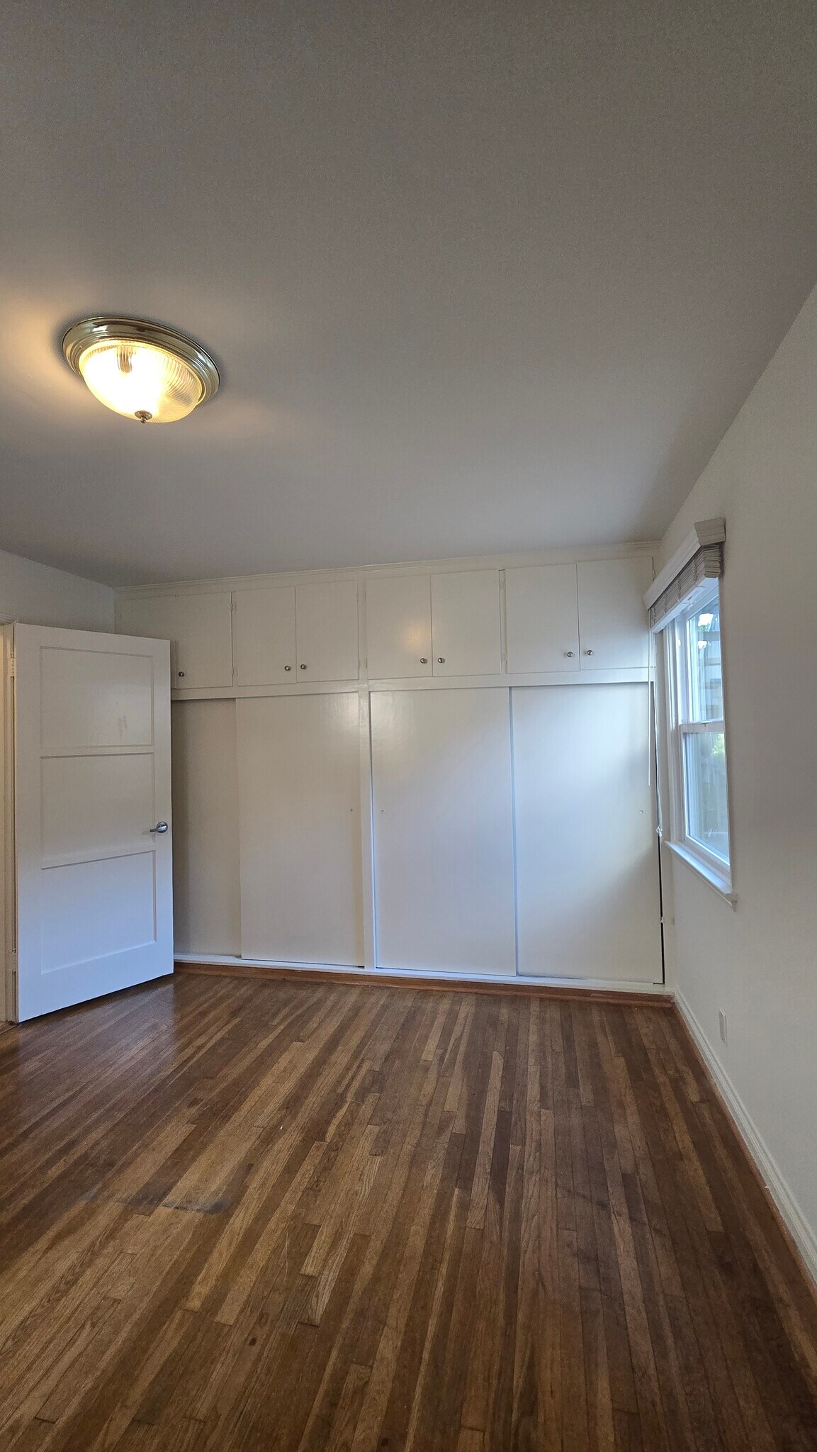 Building Photo - 1701 E Chevy Chase Dr
