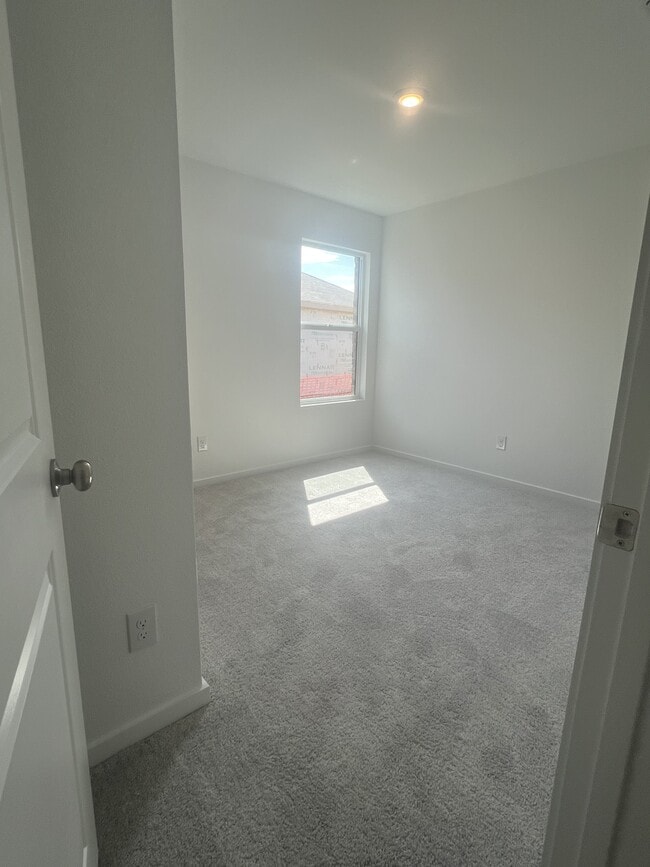 Building Photo - 1223 Falcon Hts Dr
