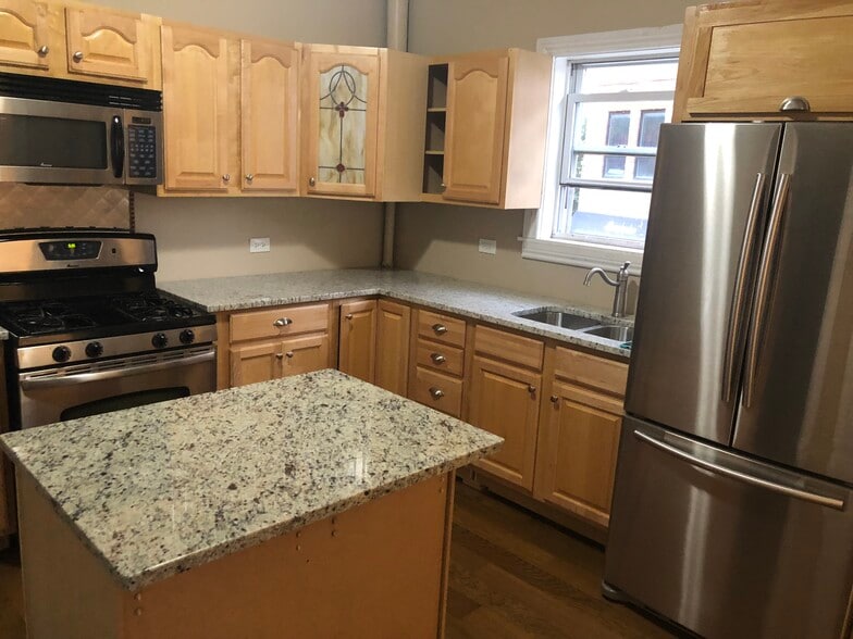 granite kitchen w island - 3960 S Western Ave
