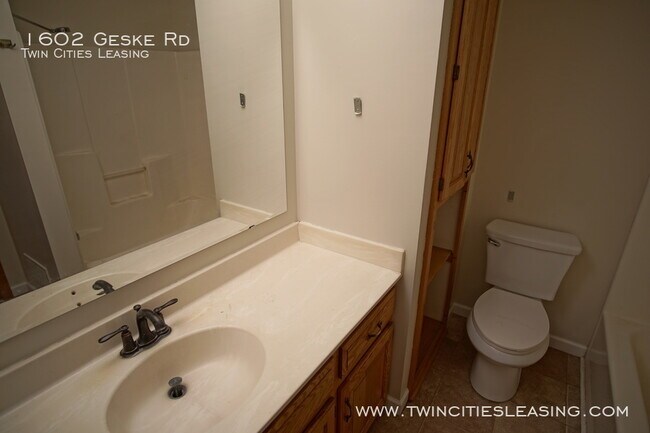 Building Photo - NEW: Carpet and paint throughout!  3 Beds ...