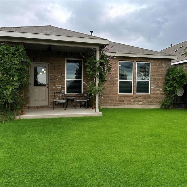 Building Photo - 302 Eves Necklace Dr.