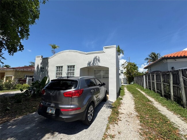 Building Photo - 1462 SW 19th Ave