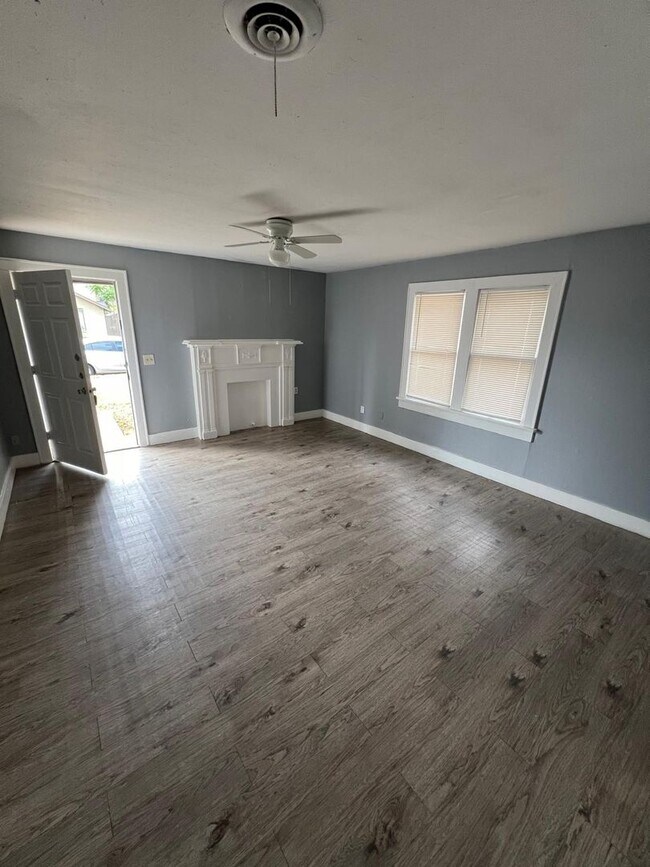 Building Photo - $0 First Month's Rent / $0 Deposit at Move-in