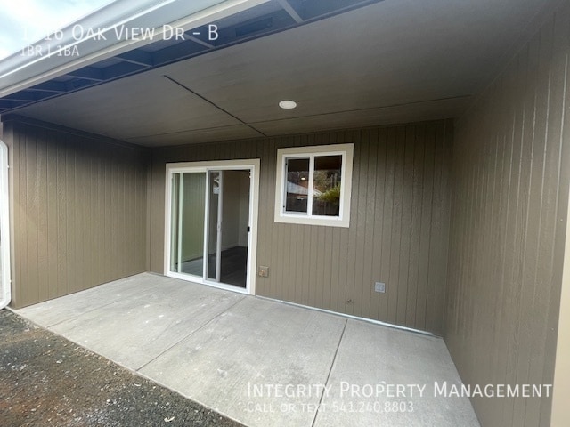 Building Photo - 1216 Oak View Dr