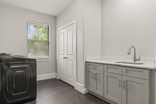 Building Photo - 8550 Ridgepoint Dr