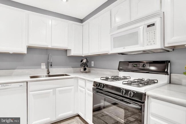 Building Photo - 2572 Riva Rd