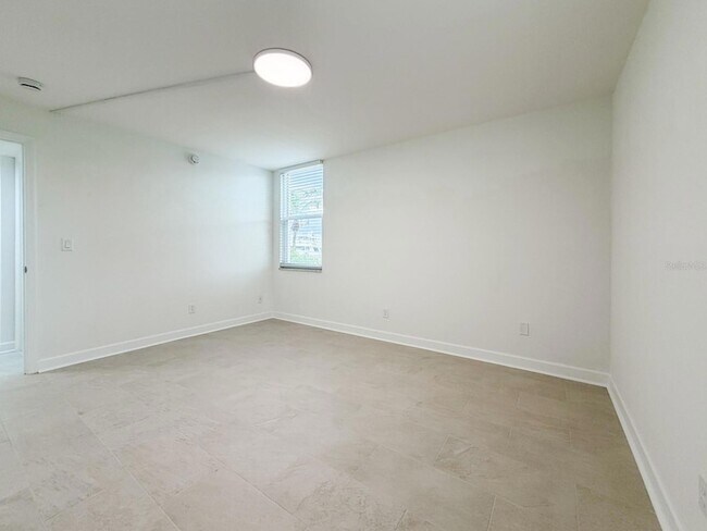 Building Photo - 7625 Sun Island Dr S