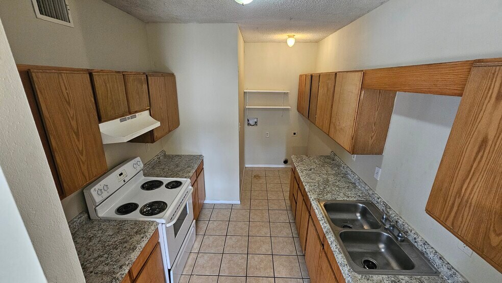Kitchen and laundry hook-up - 7838 New World