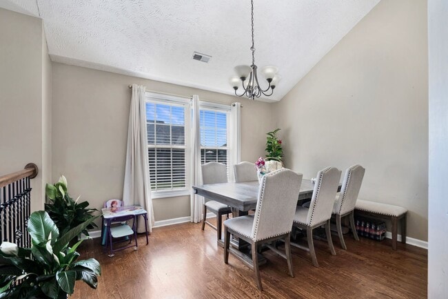Building Photo - Welcome to Chinook Haven – Your Spacious R...