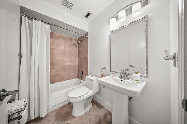 Building Photo - 197 SE Village Dr