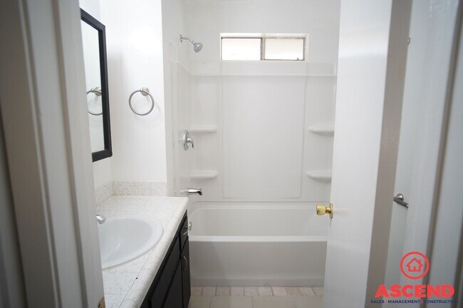 Building Photo - Cozy 3 Bedroom  2bath apartment