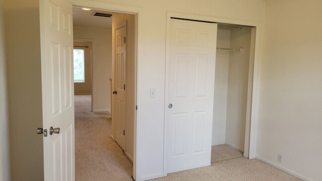 Building Photo - Single Family 3 Bed, 2.5 Bath Home - Avail...