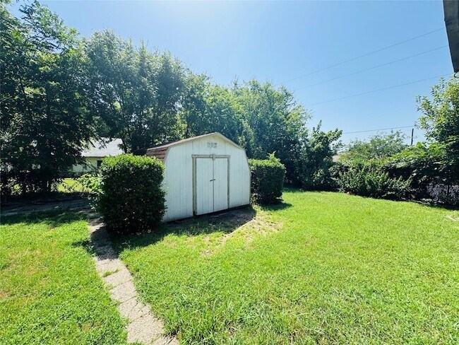 Building Photo - 816 Lakeside Dr