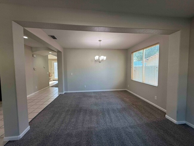 Building Photo - Great 4 Bedroom with Pool