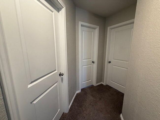 Building Photo - Move in Ready 3 Bedroom Two-story Home