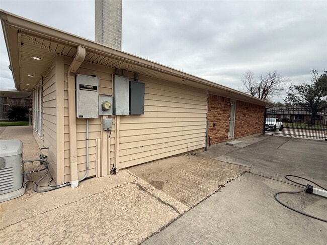 Building Photo - 822 Hidden Valley Dr